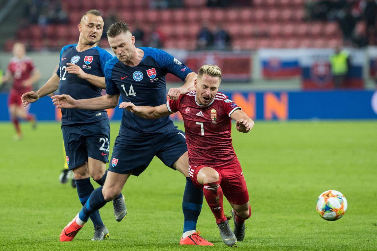 斯洛伐克队在足球比赛中全力以赴 斯洛伐克队在足球比赛中全力以赴