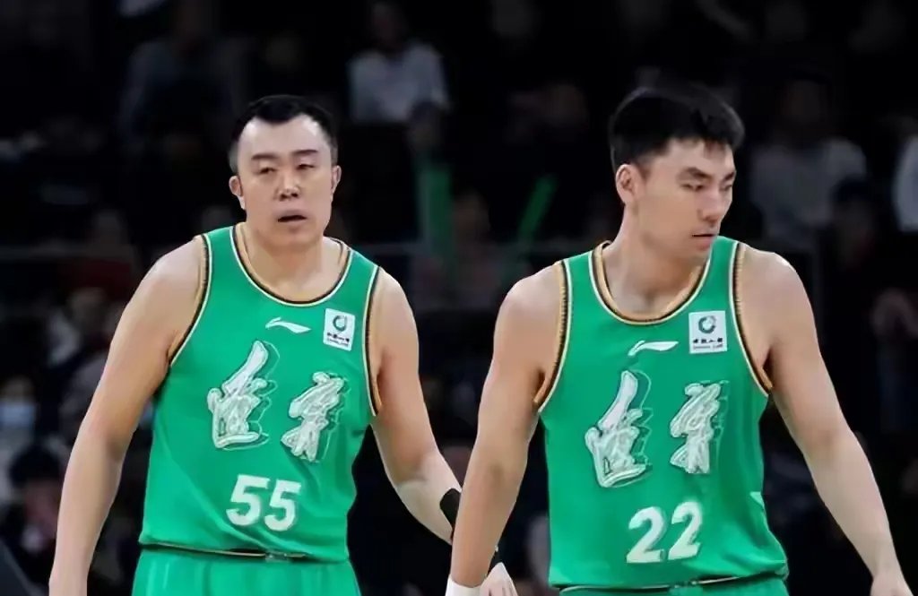 B体育体育网页版入口-球队表现出色，稳住防线连续取胜