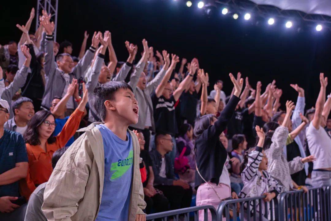 精湛技艺展现赛场精彩,观众尽情感受篮球魅力的简单介绍 精湛技艺展现赛场精彩,观众尽情感受篮球魅力的简单介绍