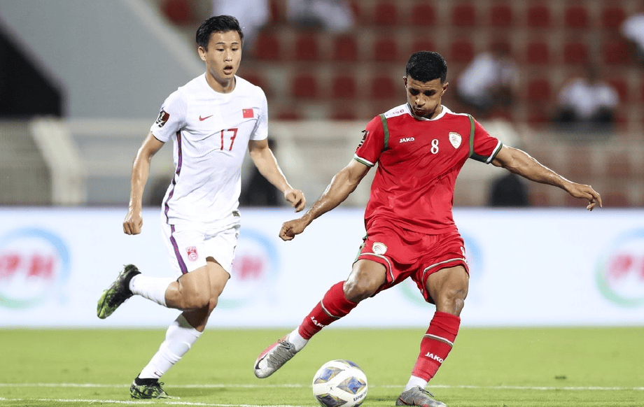 中国足球队出征国际比赛，备受瞩目