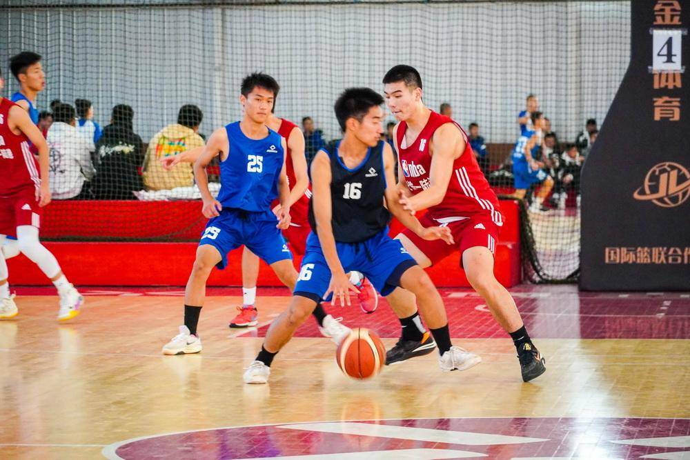 篮球选手在国际赛事中展现顶级技艺