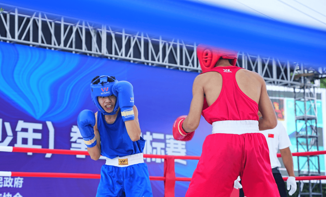 拳击比赛中选手用拳击出新高度