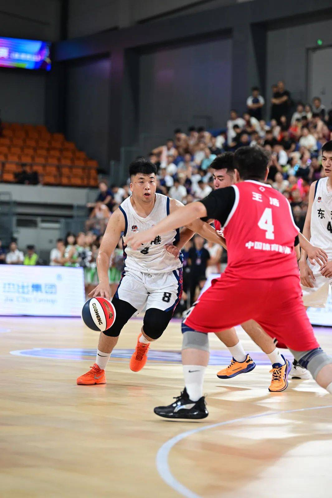 篮球比赛中球员实力超群获胜