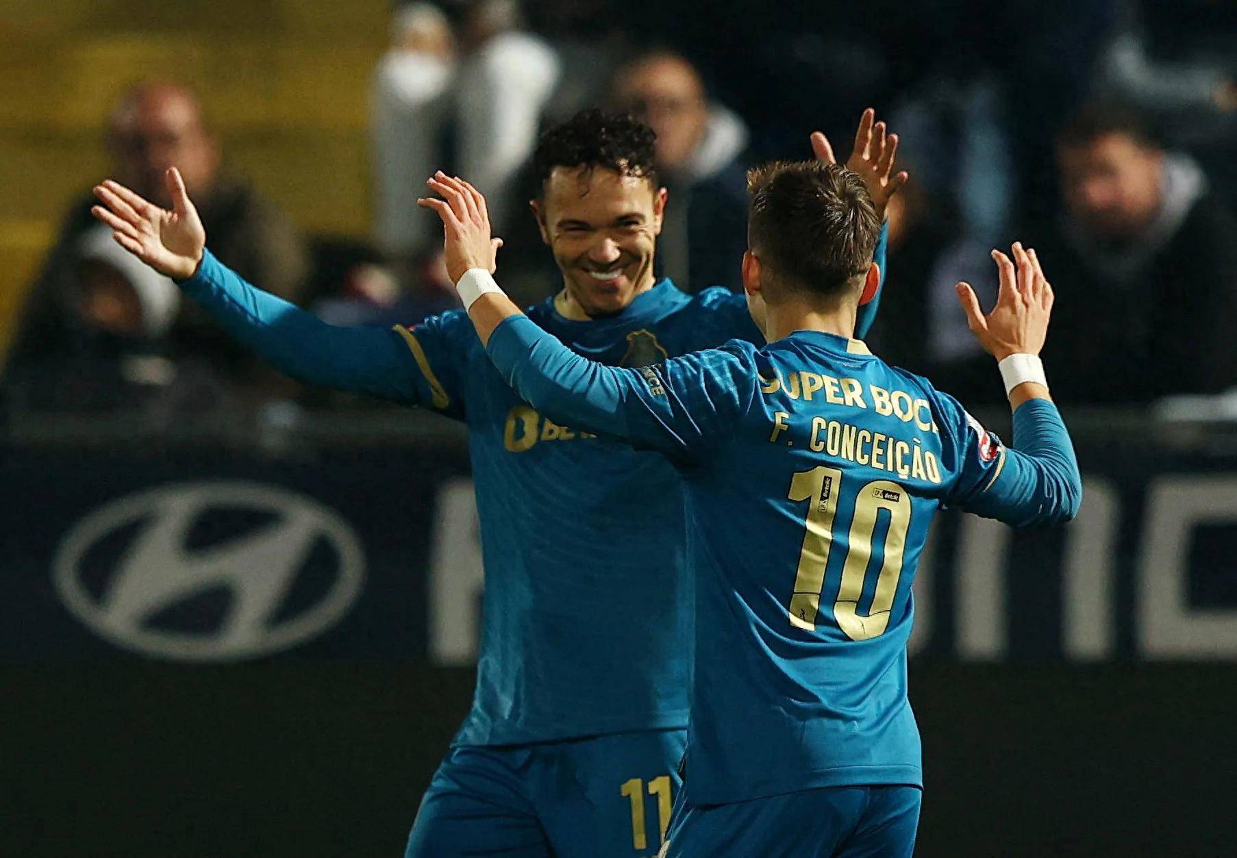 B体育体育视频-意甲焦点战结束，球迷为胜利欢欣鼓舞的简单介绍