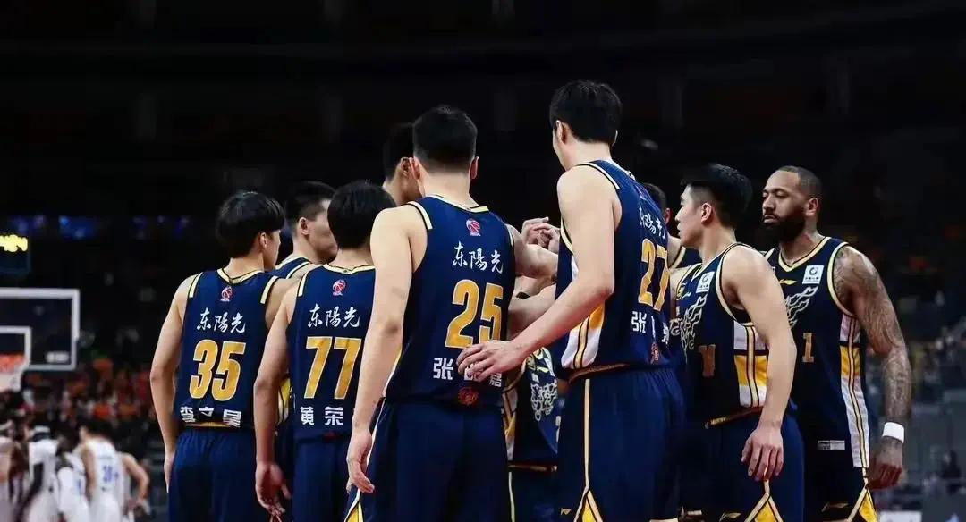 包含广东队双星再度爆发：内线外线配合默契的词条