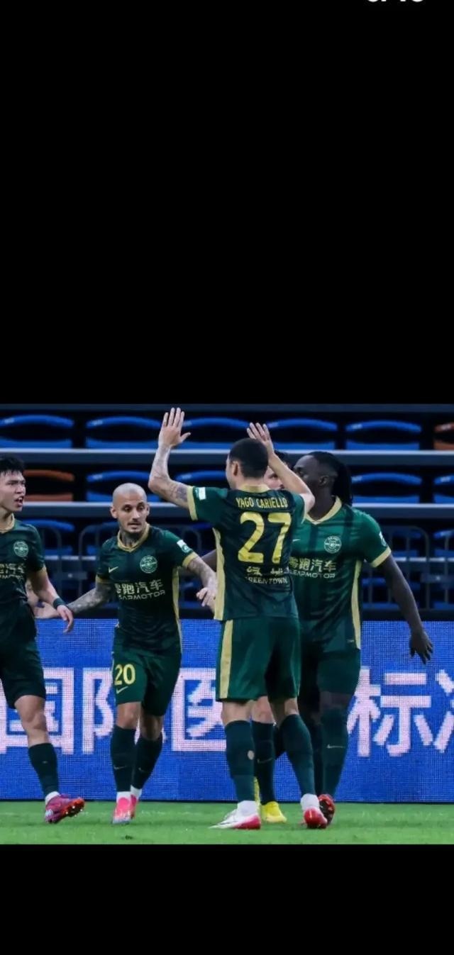 包含国内职业足球联赛上演一场惊心动魄的比赛，球迷热情加油的词条