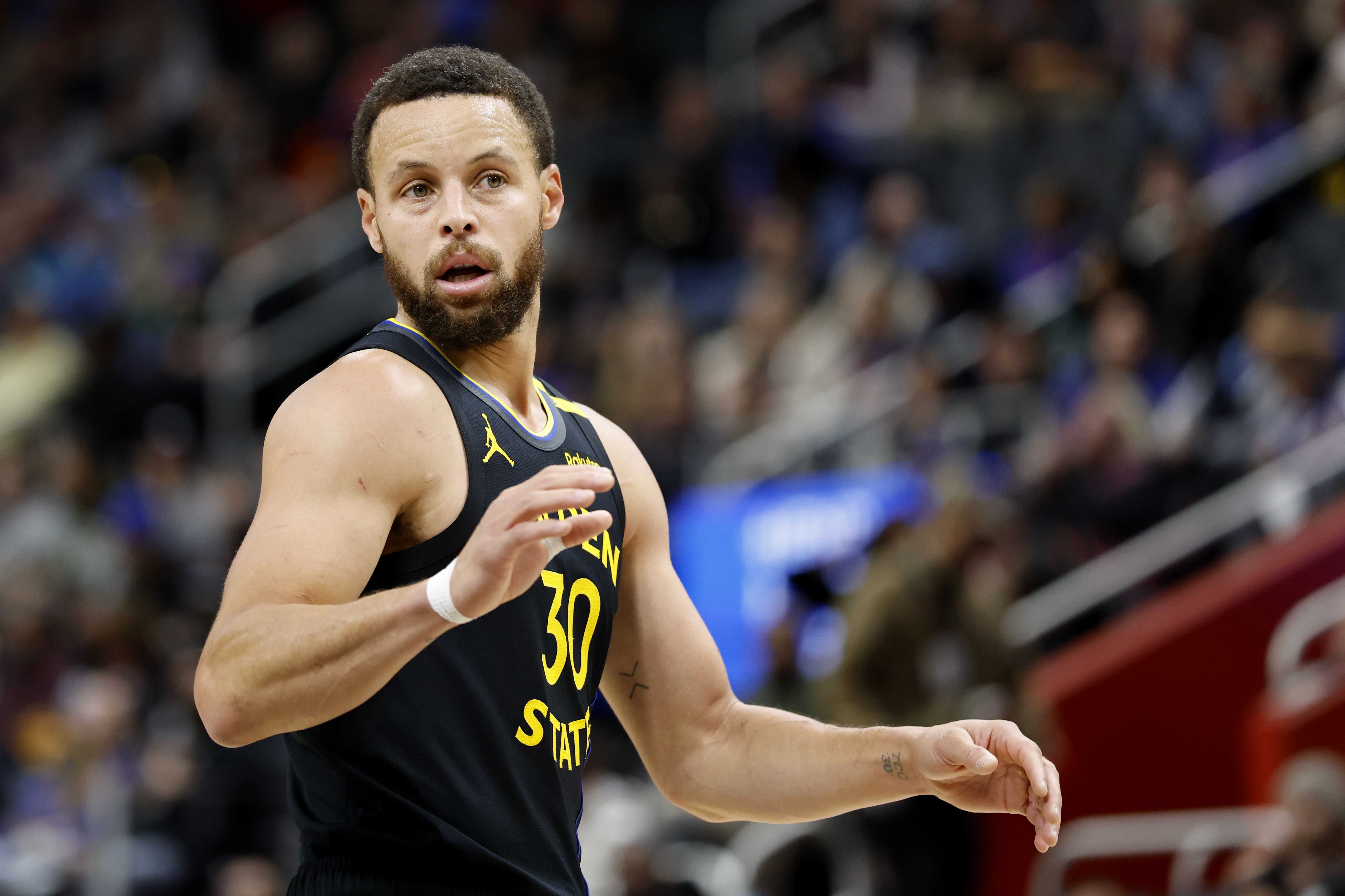 B体育体育平台-勇士客场惊险逆转，保持不败纪录