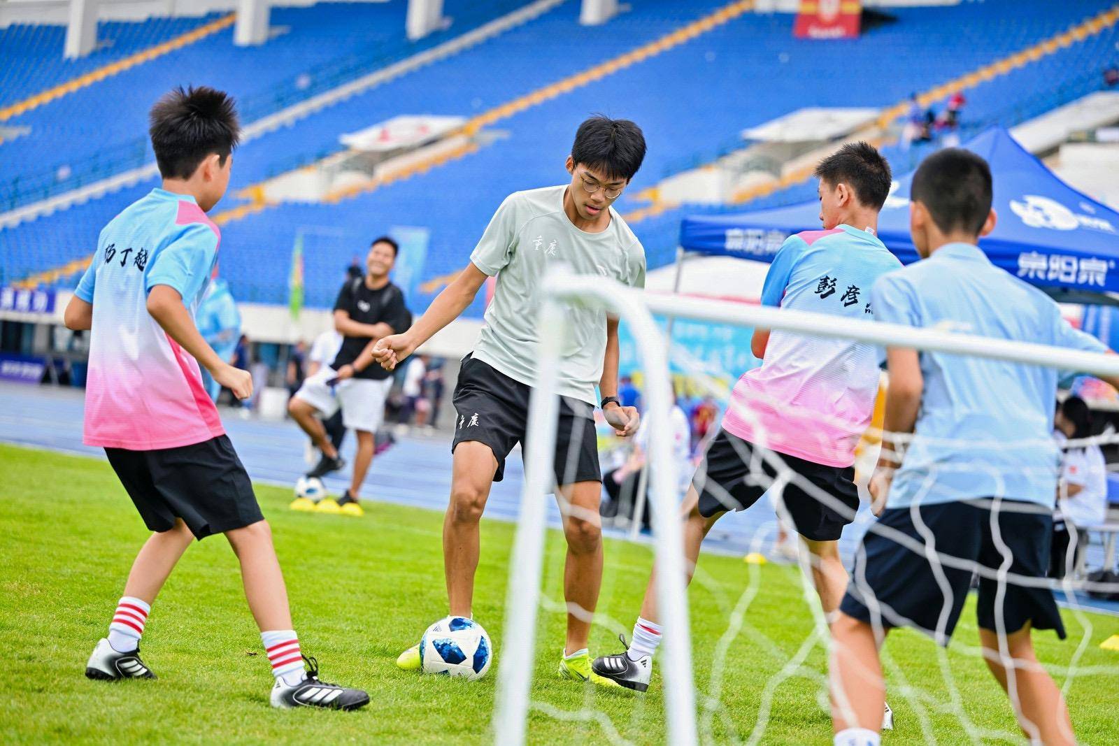 B体育体育网页版入口-观众们在足球赛场上尽情享受运动的魅力