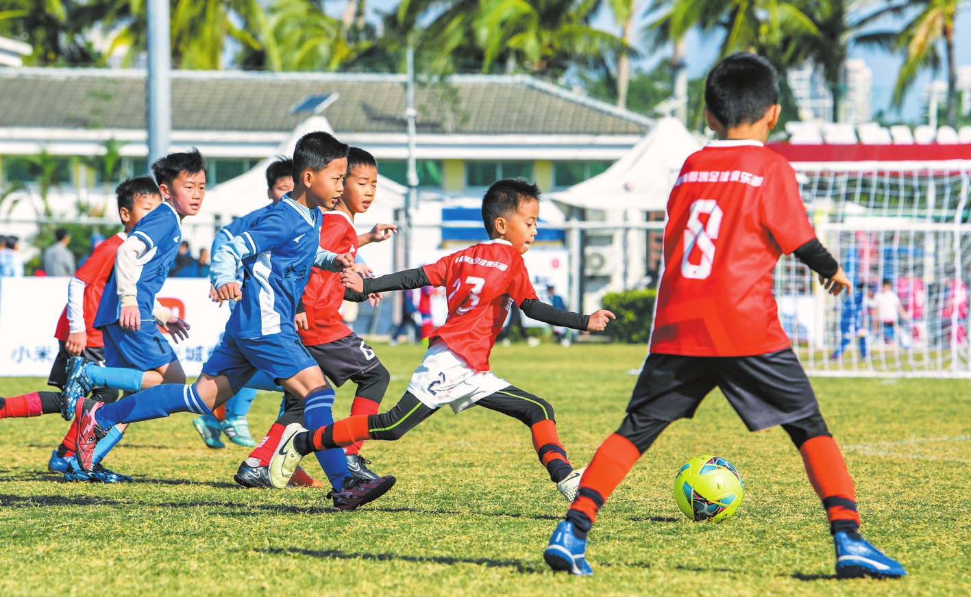 观众们在足球赛场上尽情享受运动的魅力